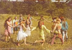 Hippie Commune, Mundo Hippie, Looks Hippie, The Wombats, Fashion 60s, Women Dancing, Vintage Foto's, 60s Hippie, Moda Hippie