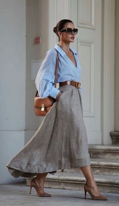 Obsessed with this elegant maxi skirt outfit! A classic maxi skirt with button down is an effortless spring outfit idea. Leather accents make this outfit look expensive. Click to see even more ways to wear a maxi skirt! Simplicity Outfit, Shein Outfits, Mode Casual, Black Outfits, Mode Inspo, Looks Chic, Fashion Mistakes, Wide Pants, Mode Inspiration