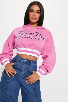 Barbie Sweatshirt, Hot Pink Fashion, Outfits Con Jeans, Barbie Logo, Graphic Tee Style, Hoodie Brands, Pink Crewneck, Barbie Girl, Crop Sweatshirt