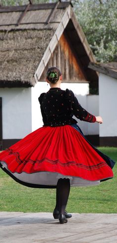 Piros-fekete népviselet. Art Costume, Folk Dresses, Folk Fashion