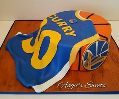 a cake made to look like a basketball jersey with the golden state warriors on it