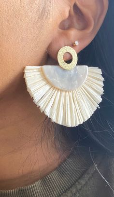 Beautiful, large white raffia tassel earrings with round, gold-plated stud earrings. The round stud earrings are gold-plated and have a diameter of 1.5 cm The tassel pendants are made of white raffia and acrylic, the combination creates a pretty fan look. ✨The total length of the fan earring is 5.5 cm ✨The large hanging earring is 6 cm wide This beautiful boho statement jewelry was lovingly handmade and is very comfortable to wear. Of course, these earrings are also great as a gift, if you click the gift option, we will package your order as a pretty gift ❤️ Also discover my new jewelry shop! : Exclusive and special hoop earrings designs, experience stylish elegance and unique jewelry. Browse now: www.etsy.com/shop/creolenstudio With the discount code BIRDSOFPARADISE10 you get 10% off your Raffia Tassel, White Tassel Earrings, Statement Earrings Gold, Hanging Earring, White Fan, Large Statement Earrings, White Tassel, Gold Statement Earrings, Gift Girlfriend