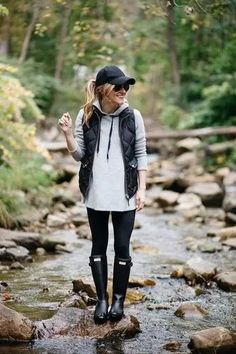 20+ Surprisingly Simple And Chic Black Leather Leggings Outfit For Fall – Being Ecomomical Rain Day Outfits, Baseball Cap Outfits, Rainboots Outfit, Family Photo Outfits Winter, Hunter Boots Outfit, Black Hunter Boots, Rainy Day Outfits, Baseball Cap Outfit, Hunter Boot