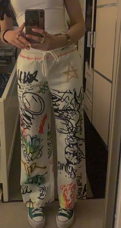 Graffiti Theme Outfit, Pants With Writing On Them, Jeans With Graffiti, Paint In Pants, Graffiti Art On Clothes, Writing On Pants, Grafitti Outfits, Graffiti Pants Outfit, Spray Paint Pants Ideas