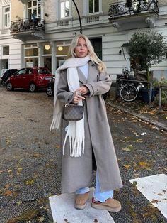 Sweats And Coat Outfit, Paris Hat Outfit, Switzerland Outfit Fall, Winter Hats Outfit, Christmas Market Outfit Winter, Winter Outfits With Scarves, Winter Headbands Outfit, Outfit With Hats For Women, Gray Outfits For Women