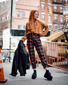 Style Dr Martens, Red Plaid Pants, Fashion 90s, Hipster Outfits, Grunge Look, Grunge Style, Plaid Pants