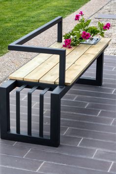 Banco de jardim em ferro lacado e madeira com floreira integrada. Garden Steel Furniture, Garden Furniture Metal, Garden Seats Ideas, Dinning Room Table Diy, Garden Seating Ideas, Garden Bench Ideas, Steel Frame Furniture, Garden Seats