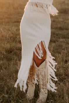 The Golden Hour Skirt Western Long Skirt Outfit, Sophisticated Boho Fashion, Casual Country Outfits Women, Edgy Christmas Outfit, Classy Boho Fashion, Western Skirt Outfits, Classy Cowgirl Outfits, Winter Western Outfits, Boho Western Outfits