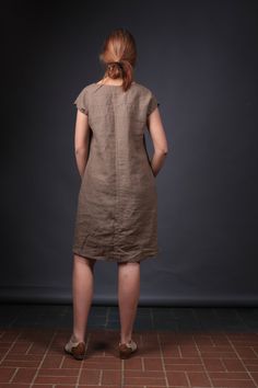 "Handcrafted Oeko-Tex Standard certified 100% European linen smock dress ideal for everyday wear. Perfect for springtime or chilly summer days. Always dress to kill! Neckline: round Silhouette: A-line Length: ±39\"/100cm (we can make adjustments) Sleeve length: cap Pockets: side seam Details: *Medium weight *Model is wearing size M *Maternity-friendly *Relaxed fit *Not-ironed (and no need to) *Handmade by @LinenCloud Easy care: - Machine wash gentle - Wash seperately or with similar colours - Tu Casual Knee-length Shift Linen Dress, Casual Knee-length Linen Shift Dress, Casual Flax Short Sleeve Dress, Brown Linen Dresses With Pockets, Fitted Linen Tunic For Summer, Relaxed Fit Linen Dress In Flax Color, Casual Linen Dresses For Daywear, Casual Linen Day Dresses, Brown Linen Dress For The Beach