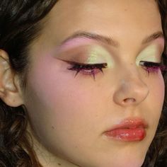 Picture Makeup, Pink Look, Tanned Makeup, Halloween Makeup Inspiration, Red Makeup, Interesting Images