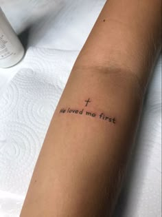 Tatuagem “ele me amou primeiro “ é uma cruz♥️ Small Tattoos God, Tattoo Inspo Christian, Tattoo Quotes Christian, Tattoo Ideas For Christians, Tattoo Idea Christian, Tattoo Designs Female, Small Tattoos Bible, Tattoos Bible, In The End We All Pray Tattoo