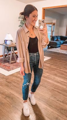 Tops That Go With Jeans, Jeans And Reebok Outfit, Jeans Sneakers Outfit Fall, Womens Jeans And Sneakers Outfits, Outfits With Tan Sneakers, Trendy Fall Outfits Casual Street Styles, Cute Comedy Show Outfit, Jean Fall Outfits Casual, Outfits With White Sneakers Fall