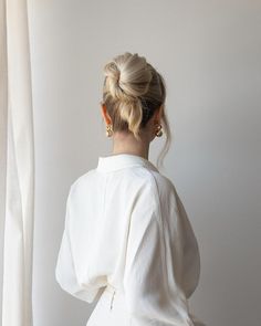 Alex Gaboury | What do you think of this in-depth talk through style video? Helpful?❤️ Easy French twist with a hair stick #hairstick #frenchtwist… | Instagram French Twist With Pearls, Alex Gaboury, Hair Lookbook, Easy French Twist, Hairstyle Updo, V Hair, Easy Updo, Sophisticated Hairstyles, Flower Crown Hairstyle