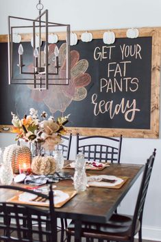 Thanksgiving Chalkboard Art, Friendsgiving Table Setting, Friendsgiving Activities, Thanksgiving Chalkboard, Friendsgiving Ideas, Friendsgiving Dinner Party, Friendsgiving Food, Fat Pants