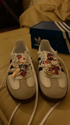 Sambas Pins, Sambas Charms, Diy Sambas, Sambas With Pins, Decorated Sambas, Shoes Samba, Samba Adidas, Samba Shoes, Pretty Shoes Sneakers