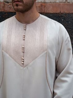 Men Thobe Aesthetic, Embroidered Fitted Thobe, Mens Thobe Pattern, Traditional White V-neck Thobe, Luxury Long Sleeve Men's Thobe, Thobes Men, Kaftan For Men, Print Design Trends, Mens Shirt Pattern