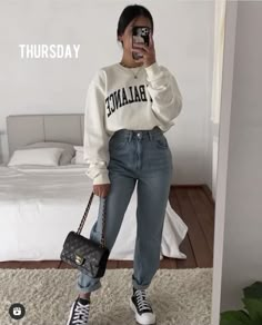 Ootd Trendy Outfit Ideas, Outfit Con Converse, Outfits Con Jeans, Mom Jeans Outfit, Trendy Fashion Outfits, Fashion Hacks Clothes, Outfits 2022, Girls Fashion Clothes, Cute Simple Outfits