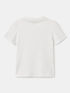 Back to basics. 100% organic cotton t-shirt in white. Round neck and short sleeves. Embroidered detail on the chest in contrasting colors. Style: Basic T-shirt. White Tshirt Women, Outfit Combos, Back To, Style Basic, Back To Basics, New Sneakers, Sneakers Blue, Sandals For Sale, New T