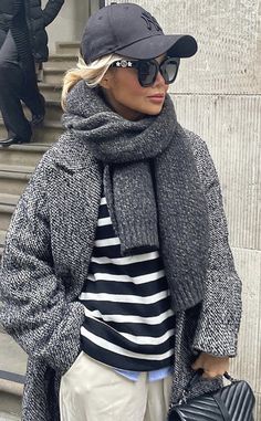 Trendy Winter Outfits 2024, Trendy Short Hair, Stripe Outfits, Trendy Short Hair Styles, Winter Fashion Outfits, Grey Fashion, Moda Fashion