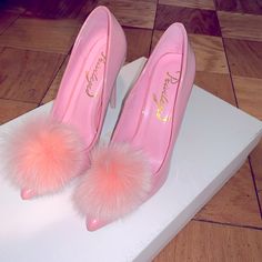 Privileged Patent Leather “Pom” Pump With Pink Fur Pom On The Front Of The Heel - Euc W/O Box - Rare Find 4.5 Inch Heel Luna Aesthetic, Thelma Todd, Shopping Addict, Bday Wishlist, Fur Heels, Pink Wedding Theme, Makeup Accesories, Cute Shoes Heels, Walk In My Shoes