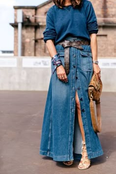 Maxi Denim Skirt Outfit, Denim Maxi Skirt Outfit, Maxi Skirt Outfit Ideas, Vestiti In Jeans, Spring Skirt Outfits, Maxi Skirt Outfit, Jean Skirt Outfits, Mode Tips, Skirt Outfit Ideas