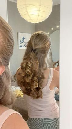 Half Down Half Up Claw Clip, Blonde Hairstyles Half Up Half Down, Half Up Half Down With Barrette, Half Up Half Down Mini Claw Clip, Blond Woman Aesthetic, Hair Inspo Half Up Half Down, Blowout Half Up Half Down, Half Up Half Down Aesthetic, Half Up Half Down With Clip