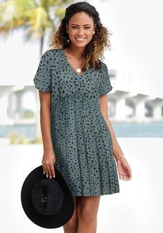 This casual dress with a loose fit and cute print is perfect for a fun day out. Casual Printed V-neck Mini Dress, Printed Relaxed Fit Dresses For Day Out, Relaxed Fit Printed Dress For Day Out, Casual V-neck Daytime Dress, Casual Knee-length Mini Dress For Daytime, Casual Printed Mini Dress For Spring, Casual Black Printed Mini Dress, Casual V-neck Mini Dress For Daytime, Casual V-neck Mini Dress