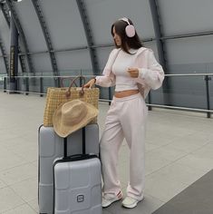 Car Trip Outfit, Gym Leggings Outfit, Danielle Metz, Airport Chic, Airport Travel Outfits, Style Gym, Airport Aesthetic, Airport Fits, College Fits