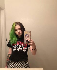 Half Green Half Brown Hair, Half Green Hair, Green Hair Girl, 90s Grunge Hair, Split Dyed Hair, Short Grunge Hair, Hair Color Streaks, Hair Streaks, Split Hair