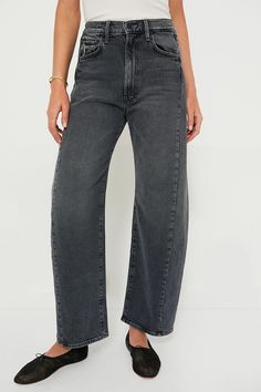 Wearable Fall Fashion Trends for 2024 - the gray details Statement Jeans, Plus And Minus, Cocktail Attire, Mother Denim, Grey Wash, Weekend Wear, Fall Fashion Trends, Night Looks, Kids Sleepwear