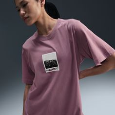 Rep the city you love in this soft and lightweight tee. Everyday organic cotton pairs with slightly dropped shoulders and a loose fit for a relaxed, casual feel. Nike Sportswear Women, Women Lifestyle, Nike Sportswear, Gender Female, Plum, Neck T Shirt, Age Group, Loose Fitting, Organic Cotton