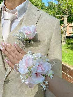 Formal Flowers Corsage, Prom Corsage Pink, Prom Suit And Dress, Snowball Dresses, Pink Corsage, Hoco Poses, Homecoming Poses, Hoco 2024, Hoco Inspo