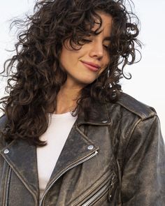 Shaggy Curly Hair Long Bangs, Curly Shag Haircut With Curtain Bangs, Medium 2c Haircut, Shaggy Curly Hair No Bangs, Long Curls With Bangs, Mid Curly Haircuts, Curly Hair Inspo Cut, Mid Length Curly Haircuts With Bangs, Wavy Hairstyles Side Part