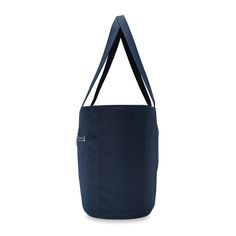 This Traveler Tote is a must-have for a life of travel. Make this your go-to bag on trips near and far. Its spacious capacity allows you to fit it all. Height Width Depth Weight US 13 in. 21 in. 7.5 in. 1.6 lbs EU 33 cm 53.3 cm 19.1 cm 0.7 kg INTERIOR FEATURES Interior lining is soft and inviting. Contrasting color makes finding contents easy Generous storage features a spacious interior with three elastic bloused pockets SpeedThru™ pocket provides convenient access to your stored items at secur Rolling Bag, Orange Line, Monogrammed Leather, Shopping Tote, Contrasting Colors, Monogram, Elastic, Navy, Leather