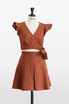 ✨ Wrap yourself in the warmth of the cognac hue with our ruffle top and pleated skirt set, a celebration of artisanal and conscious fashion. Each piece has been handcrafted in an artisanal way, using the highest quality linen to ensure a garment that is not only beautiful but also resilient. The cognac tone, inspired by earth's natural shades, brings a touch of natural sophistication and unparalleled versatility. - Delicate ruffle top with a side tie that accentuates the garment's femininity. - Linen Skirt And Top Set, Linen Skirt Outfit, Wedding Guest Skirt, Terracotta Linen, Pleated Skirt Set, Linen Outfit, Skirt And Top Set, Festive Wear, Conscious Fashion