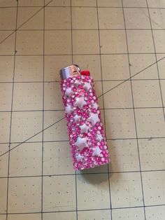 Lighter Wrap Template, Decorate Lighters Diy, Decorating Lighters Diy, Bedazzle Lighter, Things To Badazel, Painting On Lighter, Bedazzled Lighter Diy, Lighter Decoration Ideas, Lighter Bedazzled