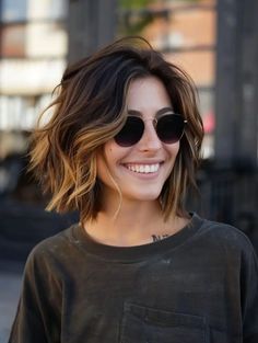 28 Stunning Balayage Hair Color Ideas for Brunettes to Shine This Summer Dark Brunette Balayage, Outdoor Background, Dark Ombre Hair, Short Brunette Hair, Balayage Hair Color Ideas, Balayage Ideas, Short Hair Highlights, Balayage Hair Color, Short Dark Hair