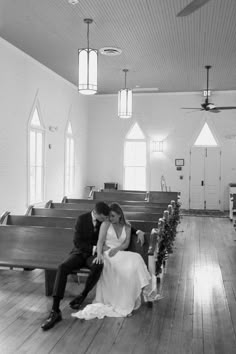 Bride and groom sit cuddled in the church pews Post Ceremony Wedding Photos, Intimate Wedding Pictures, Chapel Wedding Pictures, Small Chapel Wedding Photography, Church Ceremony Photography, Little Church Wedding, Small Family Wedding Photos