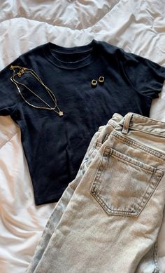 #fitinspo #coastalgranddaughter #summer #backtoschooloutfits #fitinspiration Outfits Graphic Tees, Simple Trendy Outfits