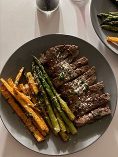 steak, asparagus and carrots on a plate