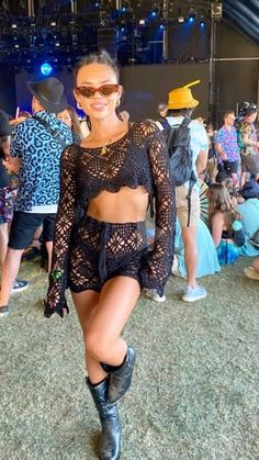 Festival Outfits 23, Concert 2023 Outfit, Music Festival 2023 Outfit, Festival Outfits Creamfields, 2 Piece Festival Outfit, Metallic Set Outfit, Chill Festival Outfits 2023, Festival Outfits2023, Rave Festival Outfit Ideas Summer