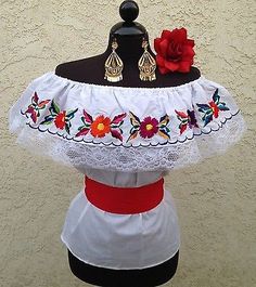 Blusa Mexicana Bordado En/Off Hombro con pequeños fajín. Blusa Bordada mexicana Mexican Theme Party Outfit, Mexico Party, Mexican Birthday, Outfits For Mexico, Mexican Theme