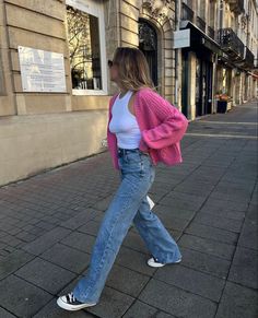 Pink Mock Neck Outfit, Spring Outfits 2024 Street Style, Pink Cardigan Outfit Aesthetic, Spring Outfits Colorful, Istanbul Outfits, Spring Outfits With Jeans, Frühling Outfits, Pink Cardigan Outfit, Outfits Frühling