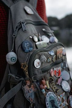 Messenger Bag Outfit Aesthetic, Backpack With Pins Aesthetic, Pins On Bag Aesthetic, Bagpack Decorating Ideas, Aesthetic Backpack Grunge, Goblincore Backpack, Messenger Bag With Pins, Bag With Pins Aesthetic, Aesthetic Bags For School