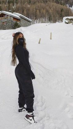 Discover the top 20+ hiking outfits going viral on social media this year! Get inspired and find the perfect gear for your next adventure. Mode Au Ski, Snow Outfits For Women, Snow Fits, Ski Trip Outfit, Snow Photoshoot, Colorado Outfits, Snow Pictures, Snow Trip, Winter Photoshoot