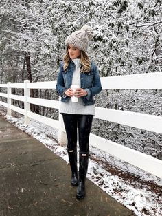 Hunter Boots Outfit Winter, Rainboots Outfit, Rain Boot Outfit, Snow Day Outfit, Hunter Boots Outfit, Winter Boots Outfits, Hunter Boot, Medicine Ball, Jacket Sweater