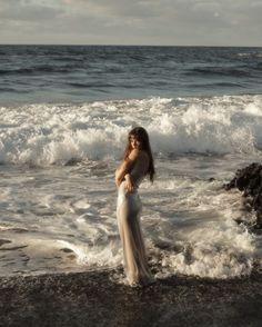 Cool Beach Photos, Creative Beach Photoshoot, That Photo, Sea Photo Ideas, Mermaid Pics, Beach Angel, Photos To Draw, Siren Art, Aesthetic Clips