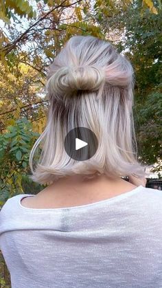 200K views · 3.7K reactions | Liebe diesen Haartrick krass🤩 Habe noch etwas Reste vom Farbspray in den Haaren, weil ich gestern ein kleines Harley Quinn Styling versucht habe🤡

#hairtipsandtricks #hairtutorial #hairhack #bunhairhack #shorthair #shorthairstyles #bobhairstyle #hairdo #halfuphairstyle #halboffenehaare #hairstyleideas | Janna Lange 200k Views, Hair Up Styles, Up Styles, Up Hairstyles, Harley Quinn, Spray, Makeup