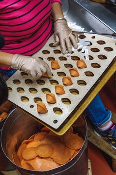 Best San Francisco Bakeries -Chinatown Fortune Cookie Factory Fortune Cookies Recipe, Cereal Cookies, Chinatown San Francisco, Fortune Cookies, Hot Chocolate Recipes, Tiny Home, Step Inside