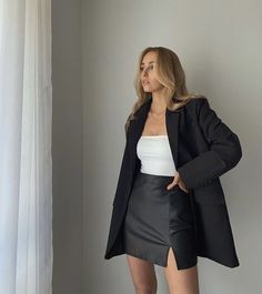 Black Skirt Outfit Formal, Blazer And Leather Skirt, Fiesta Outfit, Money Success, Look Formal, Everyday Fashion Outfits, A Lot Of Money, School Looks, Looks Street Style